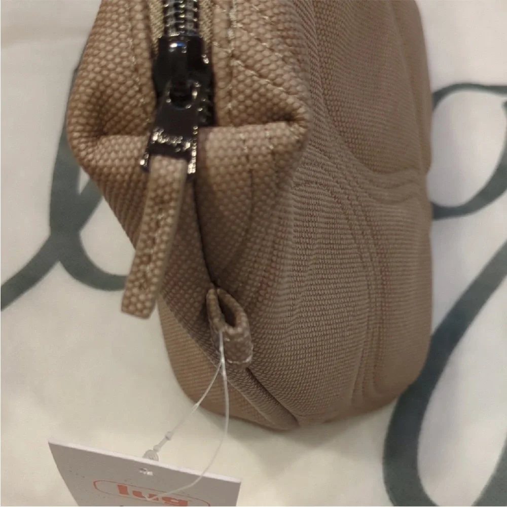 Lug Volley Luxe VL “Sand” Quilted Organizer. NWT with storage bag